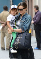 组图：小弗林激萌撒娇要抱抱 米兰达潮装显气质