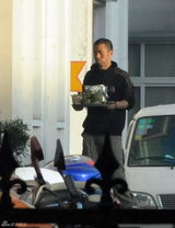 高清图：警车为《山楂树》开道 张导身边两神秘女子