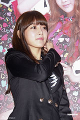 组图：韩女子团体T-ARA首度抵台 粉丝热情引恐慌