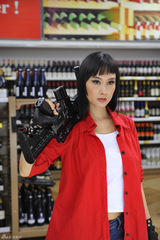 组图：《嘿-店》曝朱茵造型 夸张持枪有喜感