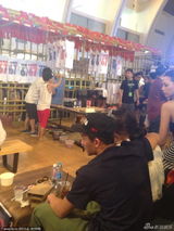 组图：陈冠希当街秀球技 搂女友洪文安秀恩爱