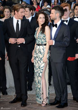 组图：暮光女戛纳走秀罩杯小难撑深V