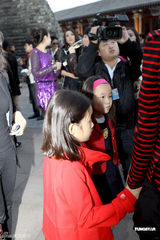 组图：马艳丽爱戴捧场时装秀 偶遇球星中田英寿