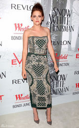 组图：克里斯汀-斯图尔特抹胸裙亮相首映礼