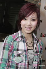 组图：邓紫棋尝试不同工作体验 默认林宥嘉是家人