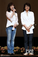 组图：众星捧场爱庭院艺术节 Raina担任主持