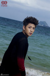 组图：陈翔曝光海边宣传照 航向未知旅程