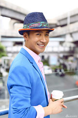 组图：何晟铭“艳”照曝光 时尚撞色展型男魅惑