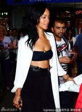 组图：蕾哈娜内衣外穿赶赴纹身会所 粉丝激动献花