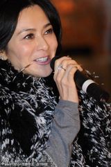 组图：关之琳捞金大秀钻戒 李湘减肥失败显臃肿