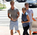 组图：施瓦辛格17岁爱子帕特里克帅气亮相街头