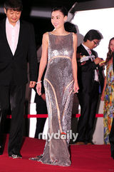 组图：《危险关系》剧组亮相 张柏芝银色长裙闪耀全场