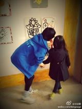 组图：爱女李嫣首办画展 李亚鹏摸王菲大腿秀恩爱