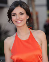 组图：维多利亚-嘉丝蒂橙色礼服性感亮相