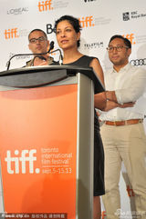 组图：众星助阵颁奖忙合影 尼莎上台发言显兴奋