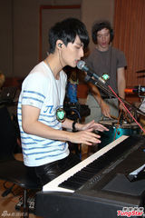 组图：严爵害羞不露人鱼线 女记者上阵验收