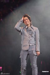 高清图：郑伊健个唱感谢蒙嘉慧 四度返场唱到哭