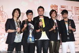 组图：猴子飞行员喜获最佳乐团奖 成员欢呼雀跃