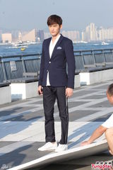 组图：《华丽上班族》张翰秋瓷炫品尝地道美食