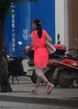 组图：周海媚素颜会帅哥吃饭 步履轻快保养得宜