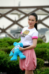 幻灯图：霍思燕世博园内遭老外示爱 品尝法国馆甜点