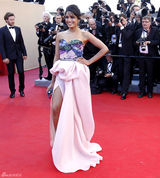高清组图：印度女星芙蕾达-平托粉色抹胸裙亮相