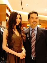 幻灯图：巩新亮不畏酷暑 穿定制皮衣空降庆典活动