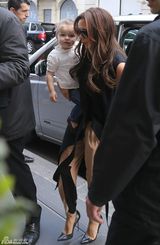 组图：辣妹带七公主现身车站 赴巴黎与小贝庆生