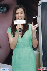 组图：钟嘉欣清凉连衣裙现身铜锣湾 遭粉丝围堵