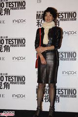 组图：张曼玉黑衣配白色围巾知性优雅