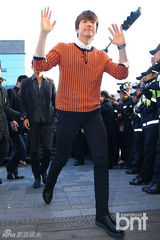 组图：2PM携代言品牌办签名会 尼坤呆萌亮相