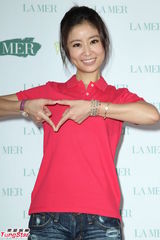 组图：林心如陪同听障小朋友装饰姜饼屋