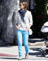 高清组图：杰西卡-阿尔芭街拍 牛仔外套搭蓝裤
