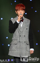 组图：EXO《冠军秀》夺冠 全员登台背带裤青葱