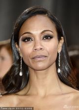 组图：阿凡达女郎佐伊-索尔达娜白色美裙亮相