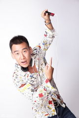 组图：蒋一铭花衬衫搞怪写真尽显男性另类魅力