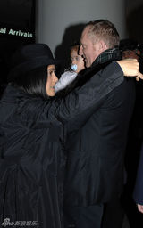 幻灯图集：萨尔玛-海耶克全家幸福出游