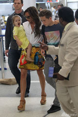 组图：贝嫂携儿女现身机场 哥哥们护花小七抢镜