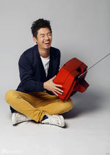 组图：芦芳生拍杂志玩突破 逗趣表情展现雅痞男人风