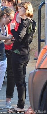 组图：帕丁森新片激吻爱丽丝 摸腿野战欲火焚身