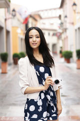 组图：佟丽娅演绎知性美女 尽显自信从容