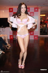 组图：模特松冈李那大秀事业线 一人展示多款内衣