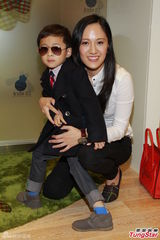 组图：黄泳霖有意追生 雷林静怡两女爱公主装