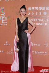 群星闪耀嫣然基金晚宴 王菲旗袍装与李亚鹏恩爱