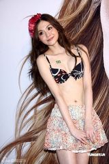 幻灯图：两大名模比基尼火辣风情 大秀风骚蛮腰