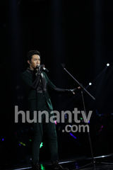 高清图：俞灏明湖南跨年夜复出献唱 表情坚毅