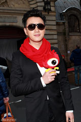 组图：佟大为亮相巴黎时装周 与时尚大帝同看秀