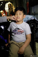 组图：郭涛携子开店捞金 石头叫兽头萌翻全场