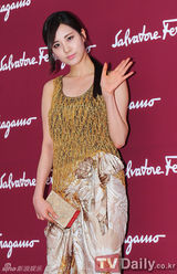 组图：少女时代等冒雨出席活动 韩高恩险走光