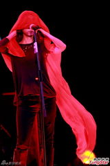 组图：陈绮贞亲吻女乐手 开唱超时男友交罚款